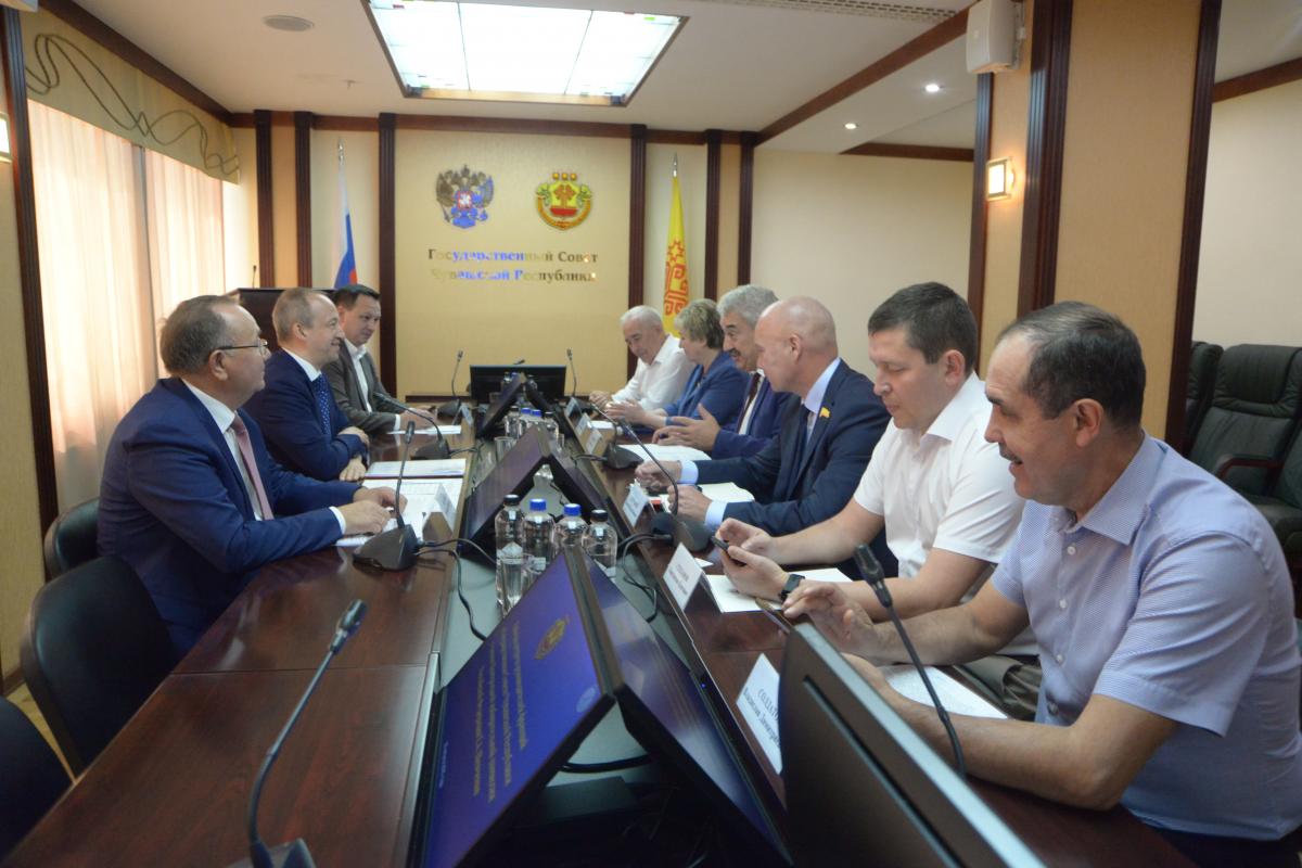 Спикер Госсовета Леонид Черкесов обсудил с членом ЦИК РФ Евгением Шевченко организацию сентябрьских выборов в Чувашии