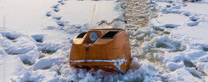 В Якутии под лед реки Индигирки ушел снегоход «Буран» с тремя мужчинами