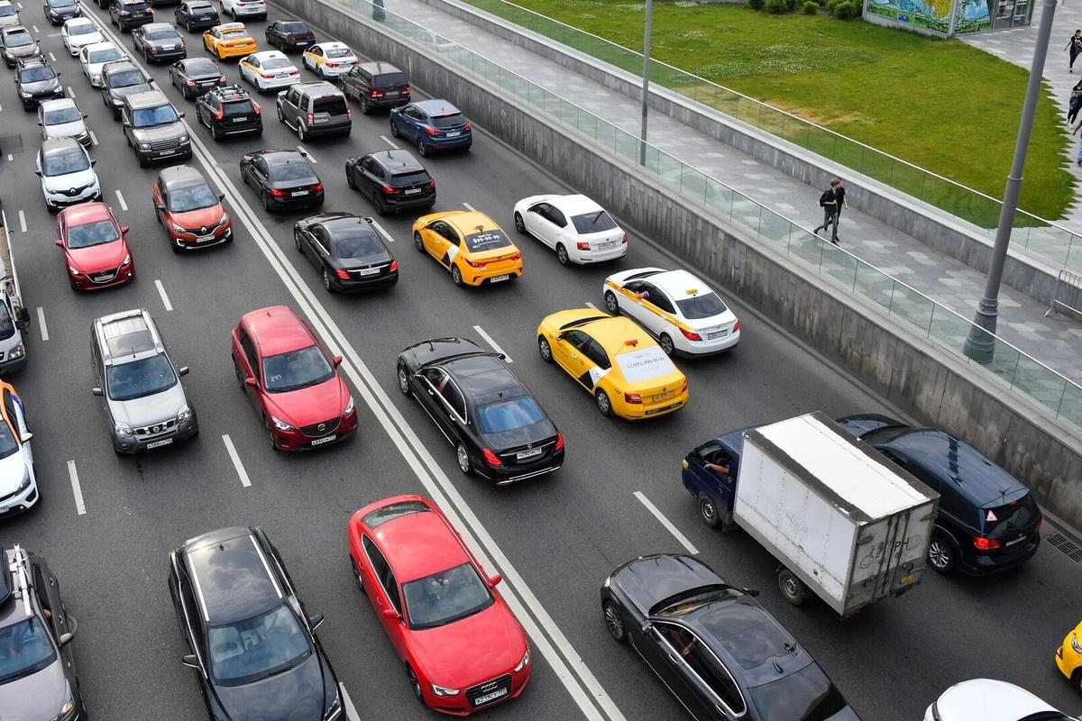 Юрист рассказал, почему наклейки на лобовом стекле запрещены, а на заднем ничем не ограничены