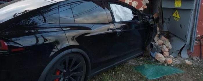 В Ижевске автомобиль Tesla въехал в одно из зданий, пострадали водитель и пассажир