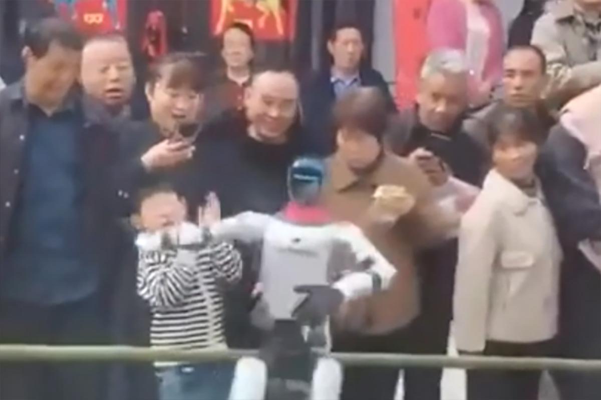 Робот-гуманоид на шоу в Китае «дал леща» ребенку: кадры разлетаются по сети
