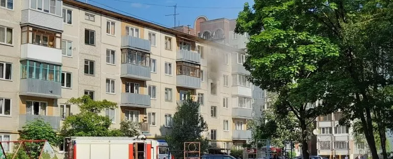 В Пскове из горящего жилого дома эвакуировали 14 человек