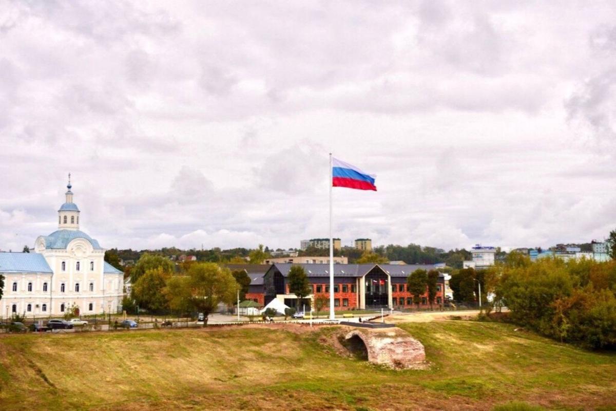 В Смоленске открыли новую смотровую площадку с самым высоким в регионе флагштоком