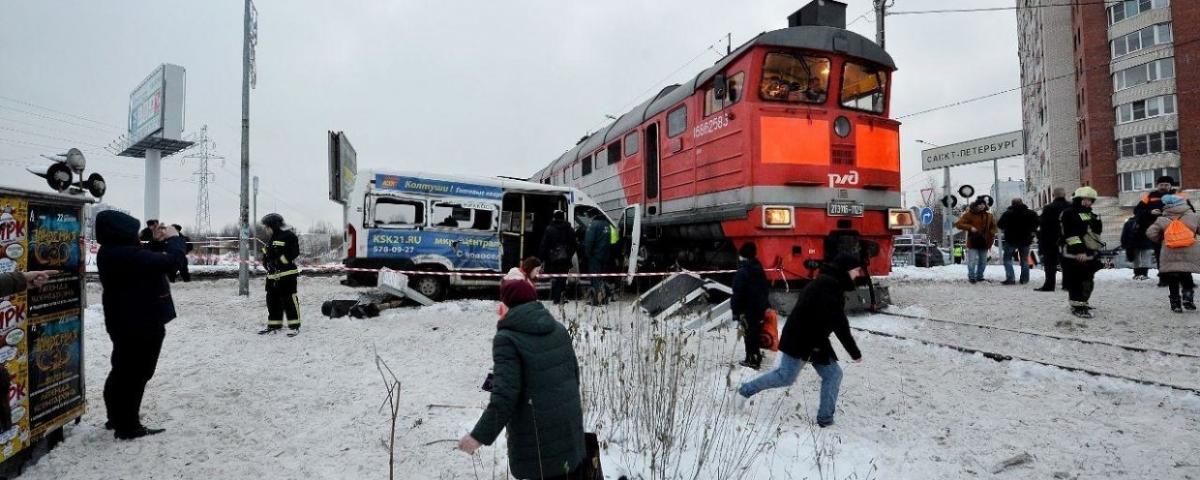 Пятеро человек пострадали при столкновении маршрутки и тепловоза