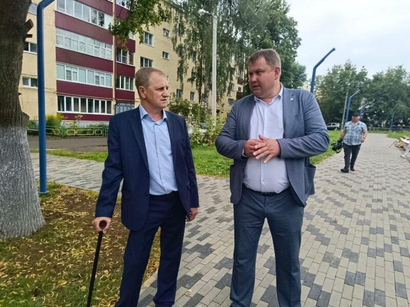 Мэр Саранска проинспектировал ход благоустройства сквера на улице Мордовская