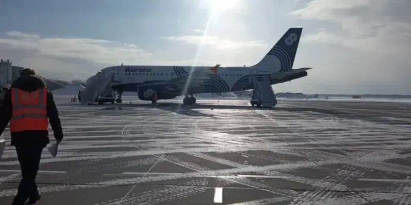 В аэропорту Южно-Сахалинска аварийно сел пассажирский самолет, задымившийся в полете