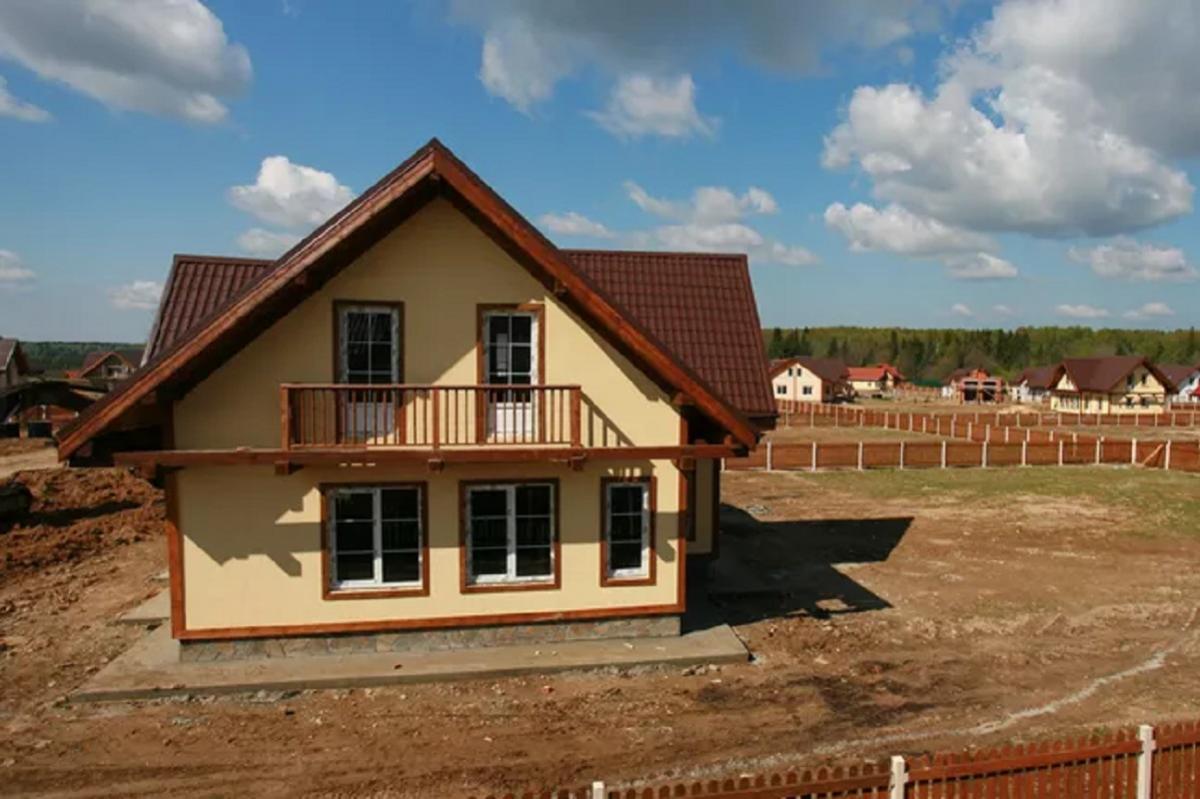 Строительство загородных домов столкнулось с рекордным спадом из-за дорогой ипотеки и новых правил