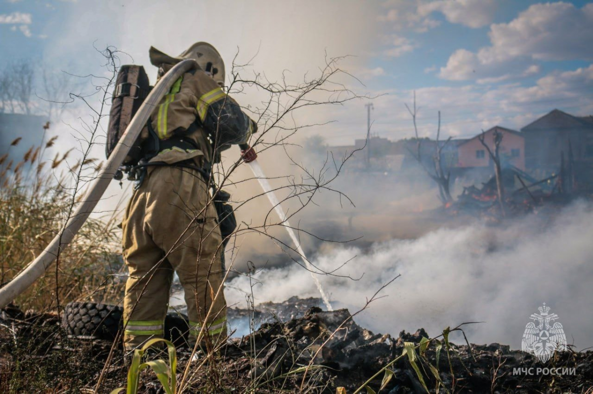 В Астраханской области из-за крупного пожара развернули три пункта временного размещения