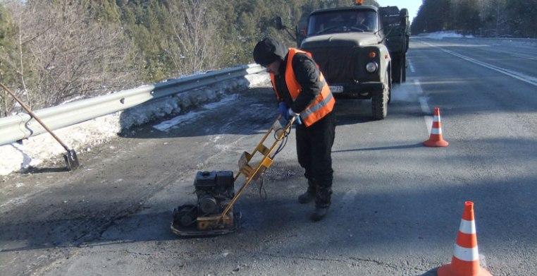 Выбоины на дорогах Алтая устраняют с помощью инновационной смеси