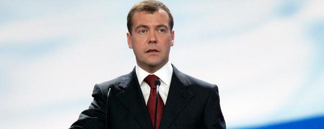 Медведев рекомендовал валютным заемщикам просчитывать риски