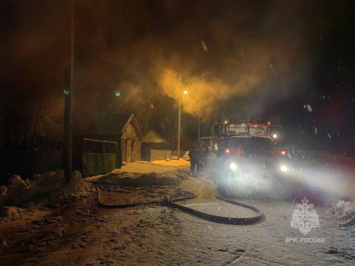 В Башкирии при пожаре в бревенчатом доме погибли три человека