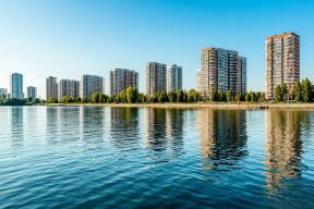 У Гольяновского пруда в Москве открыли современную зону отдыха с бассейнами и пляжем