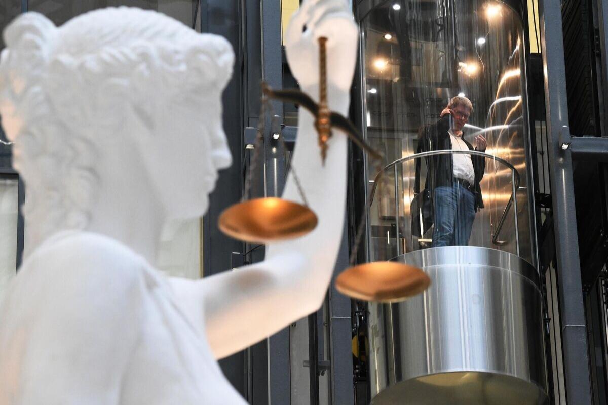 Житель Алтайского края получил два штрафа за публикацию песен Oxxxymiron и Славы КПСС