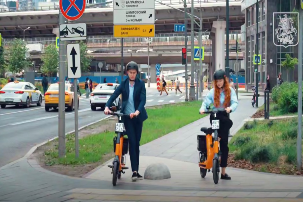 В основных районах Москвы появились около 300 электроскутеров городского проката «Велобайк»