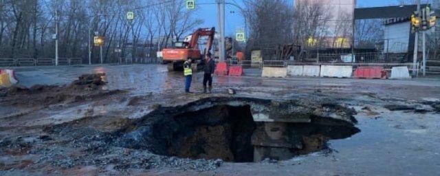 На улице Куйбышева в Челябинске появился новый огромный провал