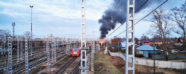 В Твери на железной дороге загорелись пассажирские вагоны