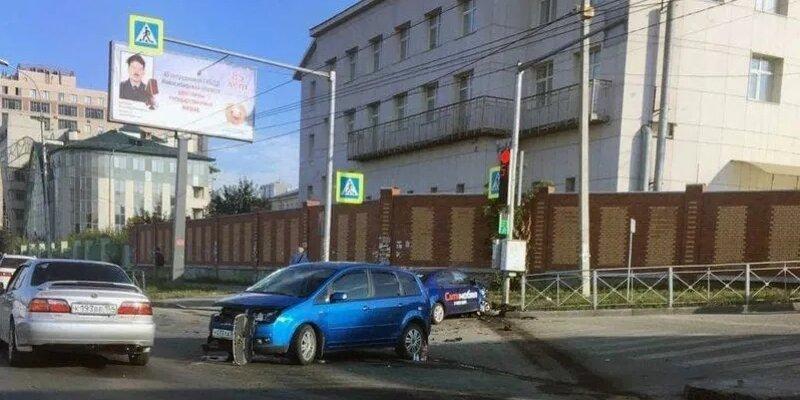 В ДТП на Большевистской улице в Новосибирске пострадали четыре человека