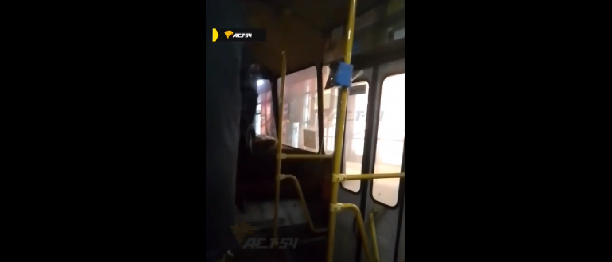 В Новосибирске пассажир заметил, как водитель автобуса прячет валидатор