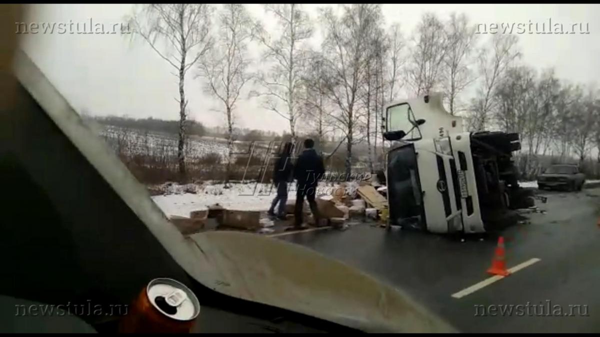 В Тульской области перевернулся грузовик со спиртным‍