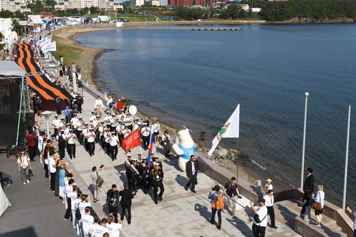Выставка «Улица Дальнего Востока» на ВЭФ-2025 открылась шествием с 80-метровой георгиевской лентой