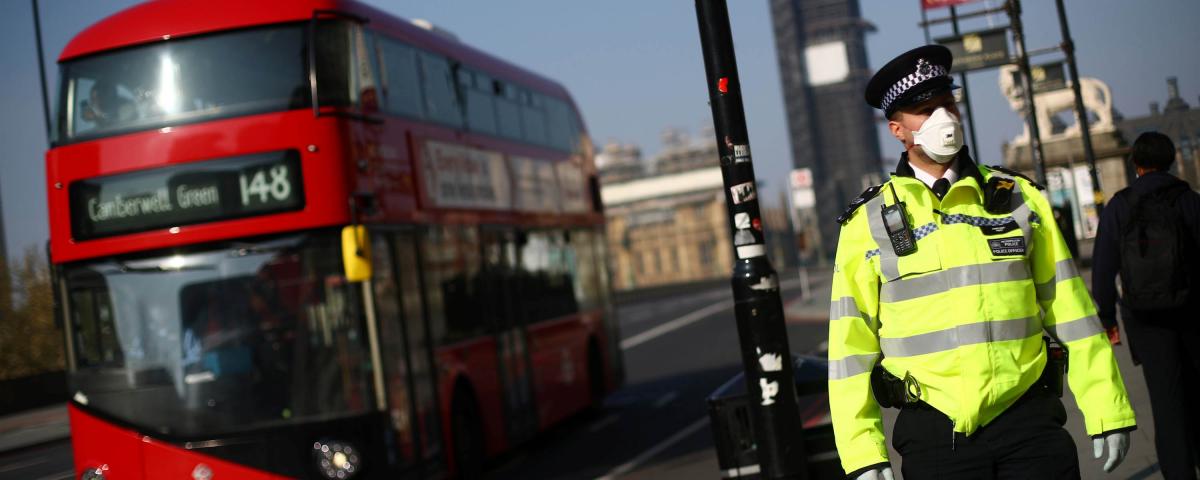 Плюнувший в водителя автобуса в пандемию британец получил тюремный срок