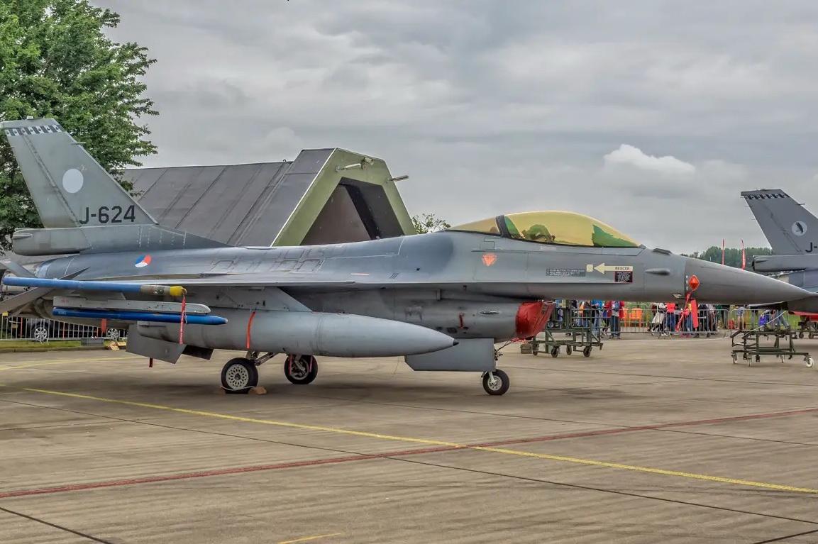 Сырский: переданные Киеву истребители F-16 не смогут подлетать к линии фронта ближе чем на 40 км
