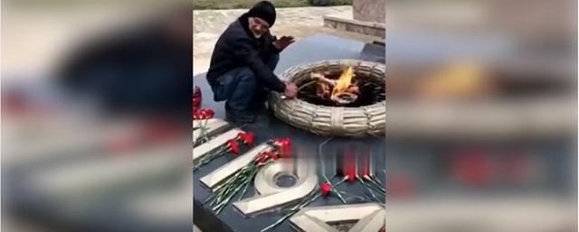 В Дагестане задержали готовившего шашлык на Вечном огне мужчину