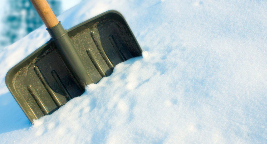 Ученые предупредили о смертельной опасности уборки снега лопатой