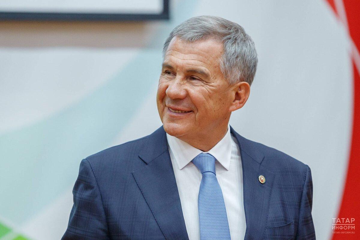 Глава Татарстана Минниханов вручил ключи от 105 автомобилей ряду сельхозпредприятий региона