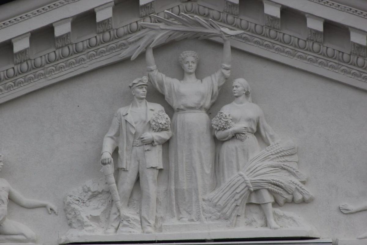 В Краснодоне ЛНР обновляют Дворец культуры