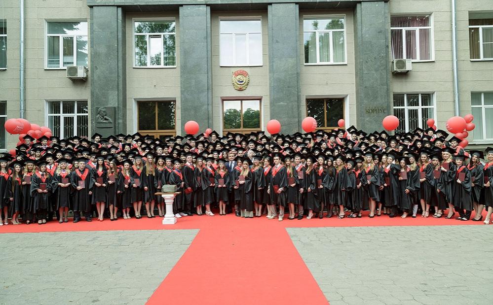 Губернатор Дюмин вручил красные дипломы выпускникам ТулГУ‍