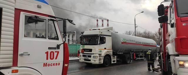 На северо-западе Москвы загорелся топливозаправщик