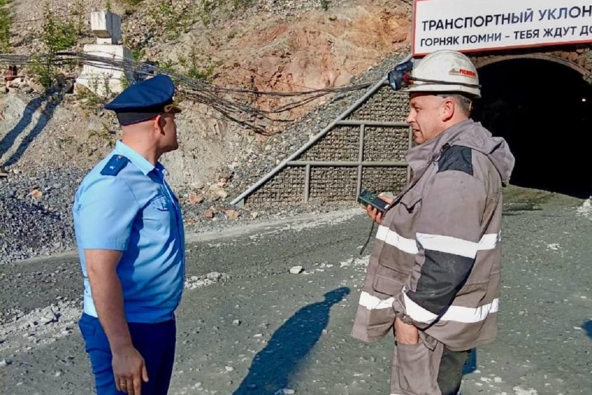 В Хабаровском крае 23-летний практикант пострадал из-за обрушения породы и умер