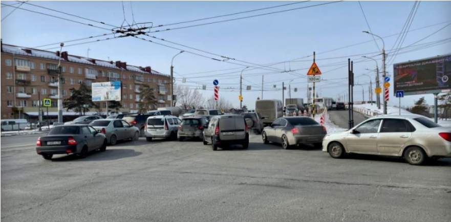 Из-за ДТП на Ленинградском мосту в Омске образовалась огромная пробка