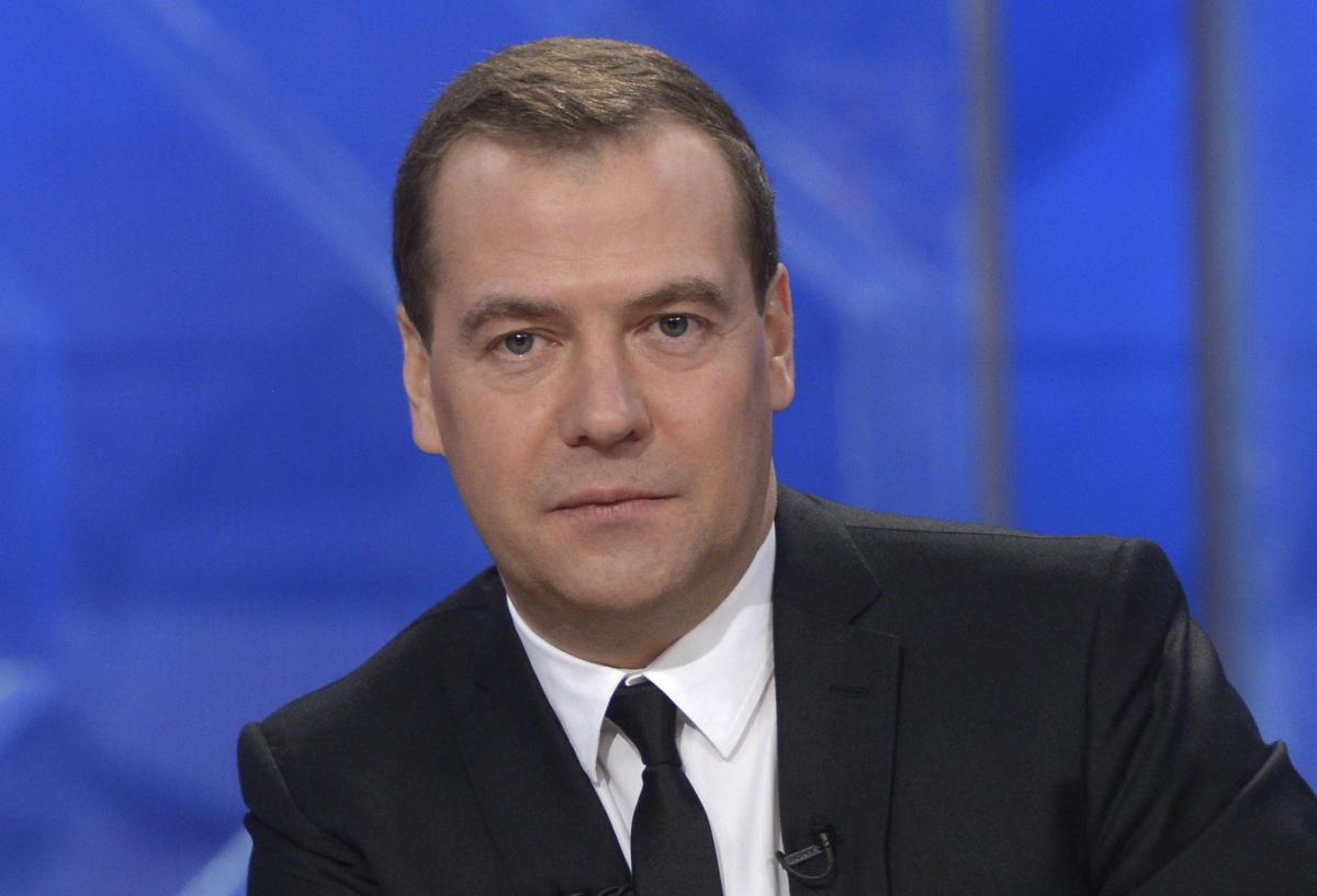 Медведев поздравил россиян с майскими праздниками, нарисовав букву Z