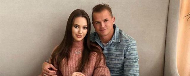 Дмитрий Тарасов устроил фотосессию с новорожденной дочерью