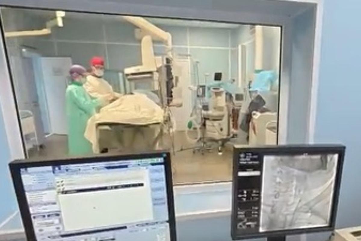 Новосибирские врачи провели экстренную операцию по удалению тромбов за восемь минут