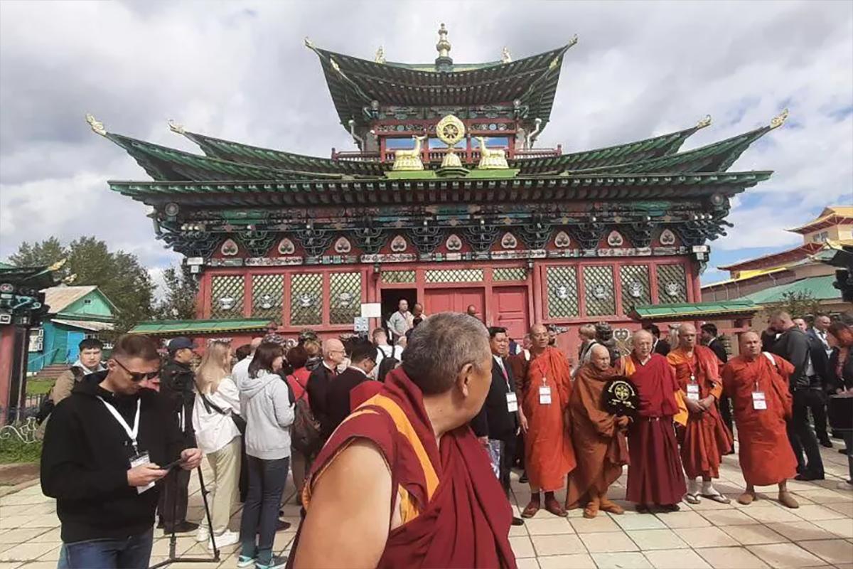 Голливуд едет в Туву: Ховалыг позовет кинозвезд на форум буддистов