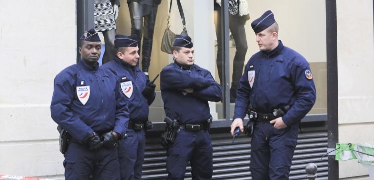 В Париже студенты с дымовыми шашками атаковали здание полиции