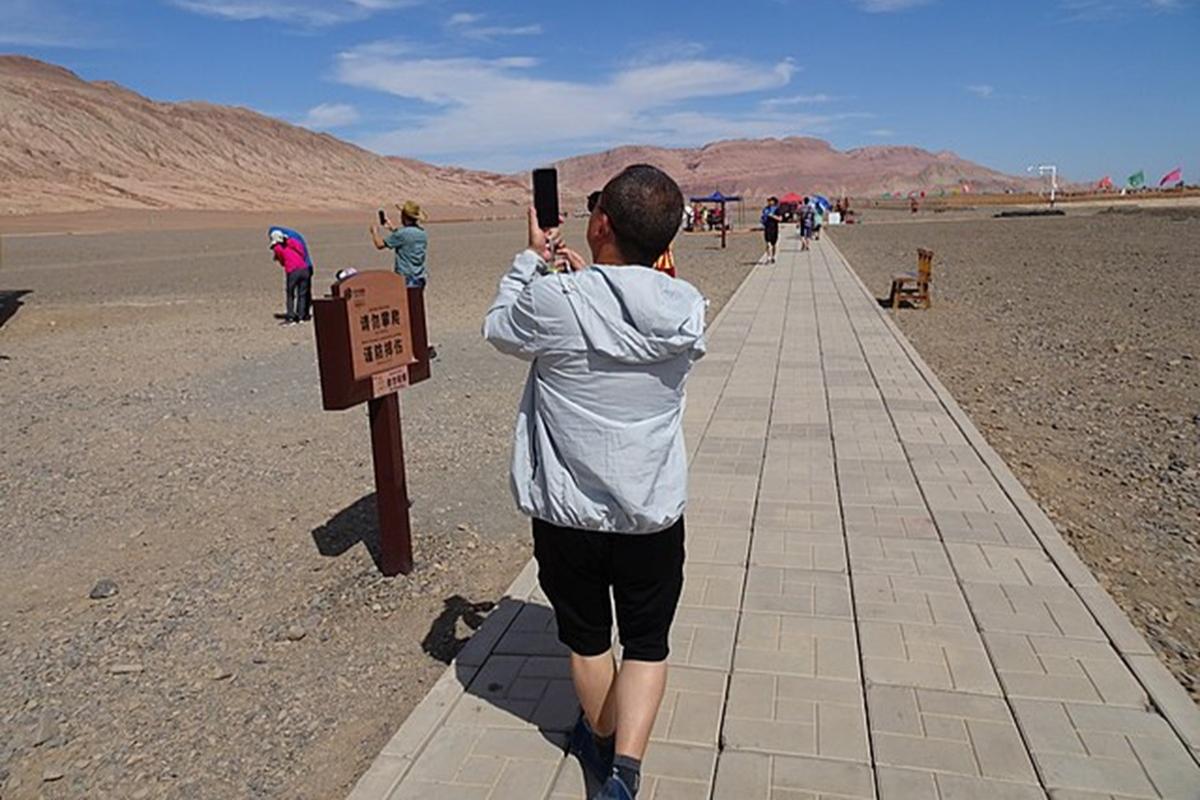 Экстремальная жара как аттракцион: туристы охотно едут в пылающие горы
