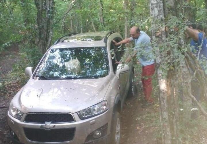 В лесу под Новороссийском на автомобиле застряла семья с тремя детьми