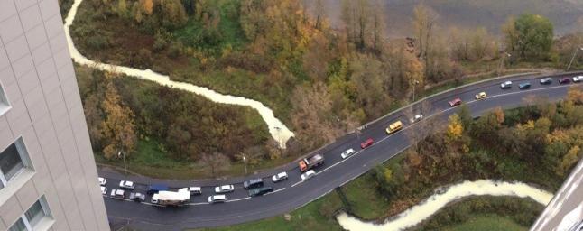 В Петербурге один из притоков Невы окрасился в белый цвет