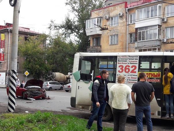 В Омске легковушка врезалась в маршрутку с пассажирами