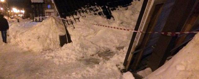В Тольятти обрушившийся с крыши снег травмировал пенсионерку