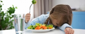 Эксперт Роспотребнадзора Денисова рассказала, какую еду можно давать детям на ночь