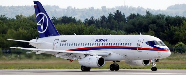 В Шереметьево пассажиров высадили из SSJ-100 из-за запаха гари