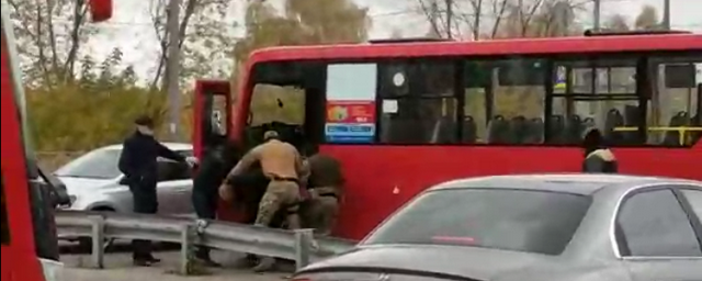 Видео: В Рязани силовики задержали водителя маршрутки
