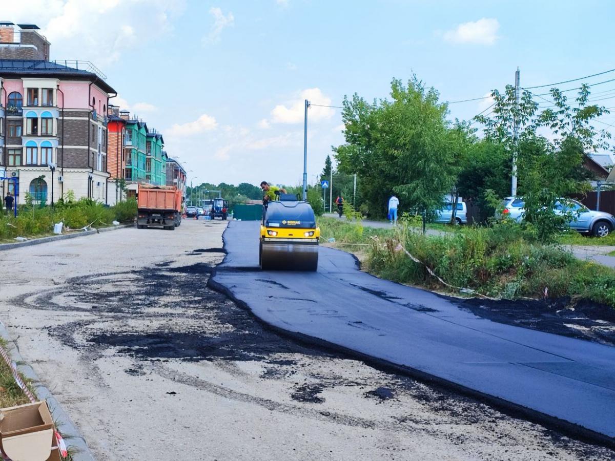 По обращениям жителей в ЖК «Опалиха О3» на улице Пришвина ремонтируют участок дороги