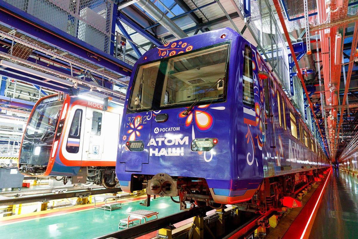 На оранжевой ветке московского метро начал курсировать тематический поезд «Атом наш!»