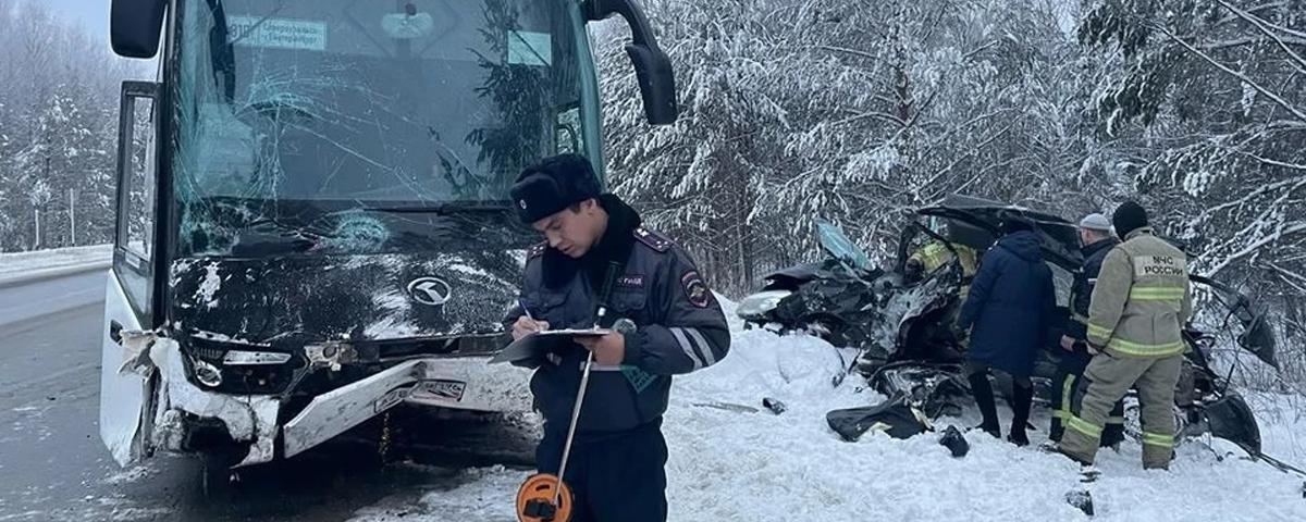 Трое взрослых и ребёнок погибли в ДТП с автобусом и машиной на трассе Екатеринбург - Серов